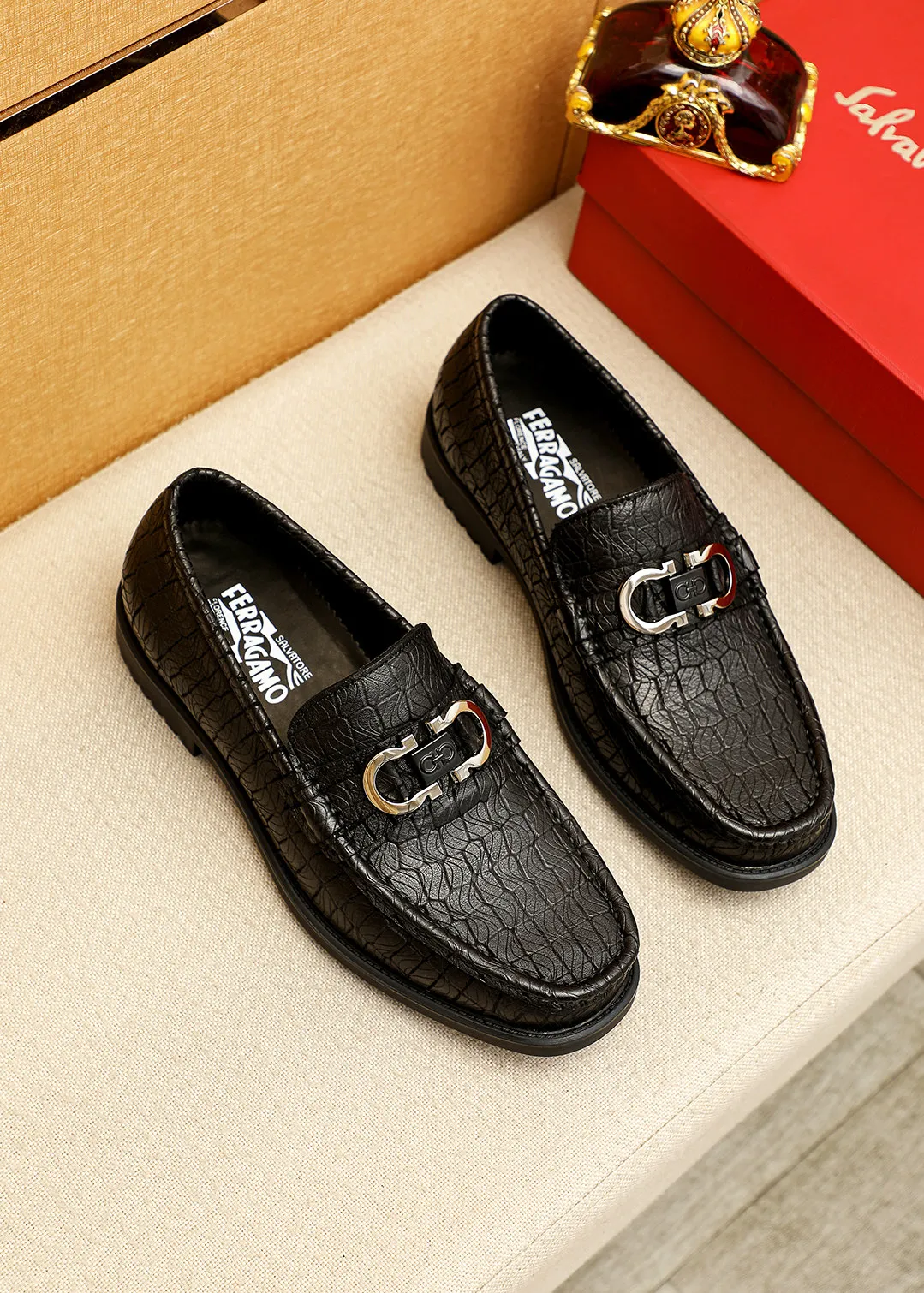 Men's shoes 💰520 💐 Product trademark: Ferragamo "Ferragamo" casual leather shoes Regular size: 38-44 (45.46🉑️customized) Product materials: Selected imported first-layer calfskin embossed upper + original hardware buckle, imported water-dyed cow leather lining. Strong three-dimensional visual effect, original outsole color: 1⃣️color optional